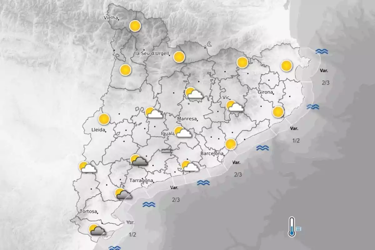 Mapa meteorológico de Cataluña que muestra mayormente cielos soleados en el norte y este, con algunas nubes y claros en el centro y sur, y presencia de nubes más densas cerca de Tarragona y Tortosa