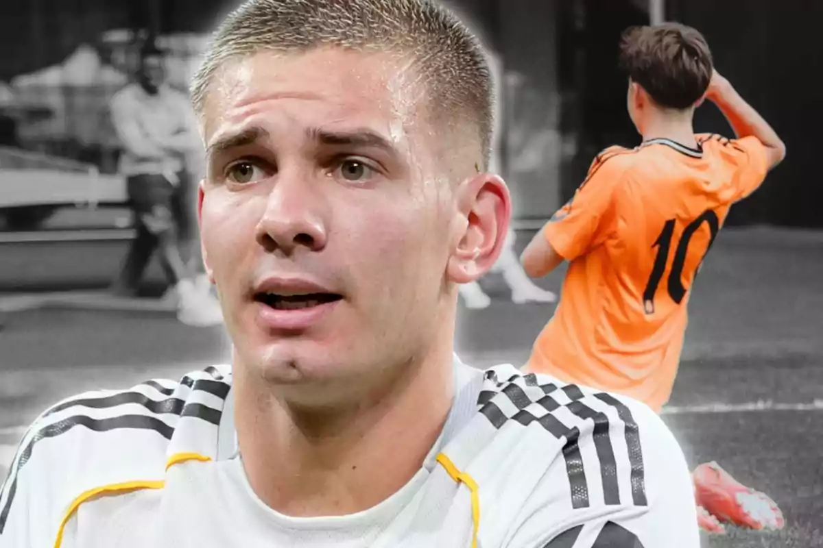 Un futbolista amb samarreta blanca apareix en primer pla mentre al fons es veu un jove amb samarreta taronja i el número 10, en un camp de futbol. Un futbolista amb samarreta blanca apareix en primer pla mentre al fons es veu un jove amb samarreta taronja i el número 10, en un camp de futbol.