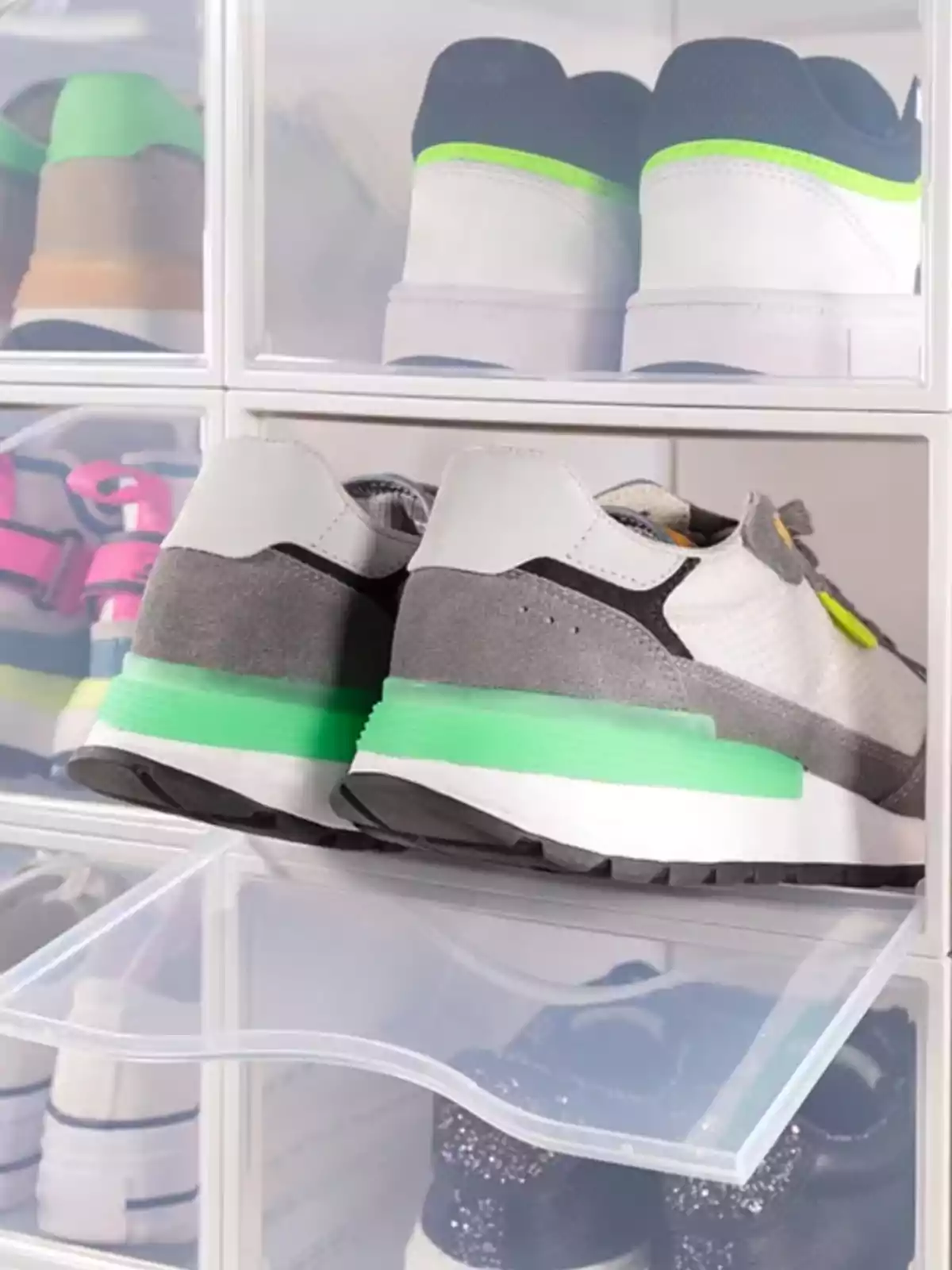 Sabates esportives desades en caixes organitzadores transparents de plàstic