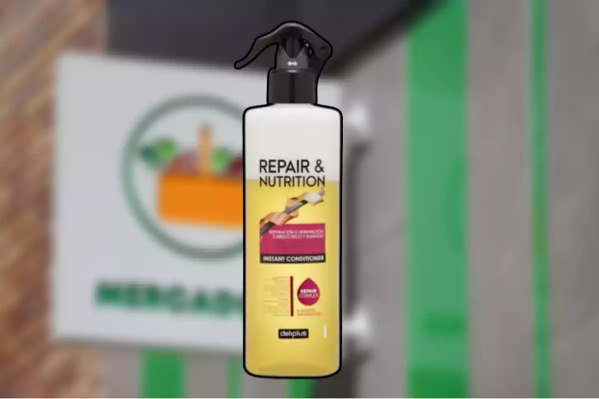 Ampolla de condicionador instantani Repair & Nutrition de la marca Deliplus amb un fons de botiga difuminat