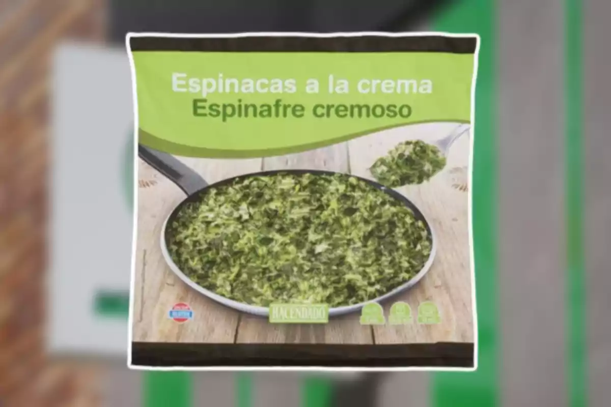 Bolsa de espinacas a la crema de la marca Hacendado sobre una mesa de madera Bolsa de espinacas a la crema de la marca Hacendado sobre una mesa de madera