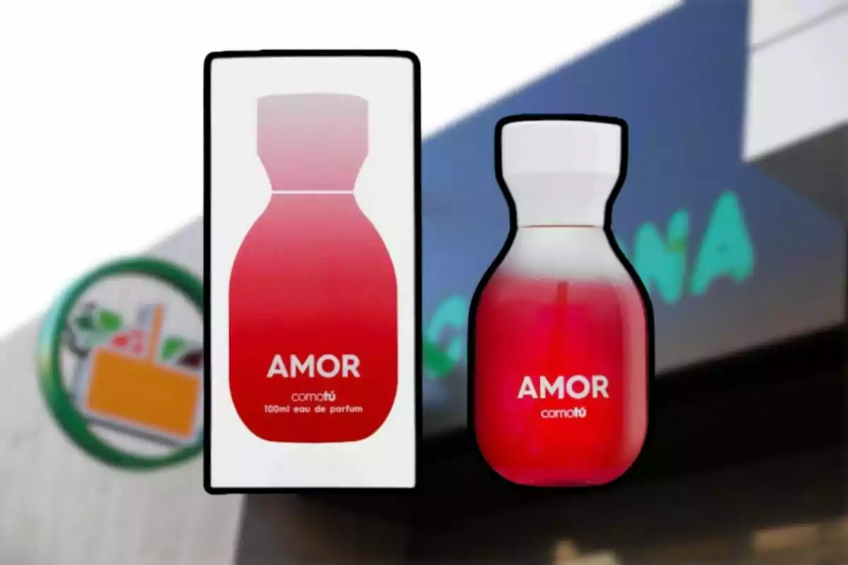 Perfume llamado Amor de la marca Comotú junto a su caja con fondo de una tienda Perfume llamado Amor de la marca Comotú junto a su caja con fondo de una tienda