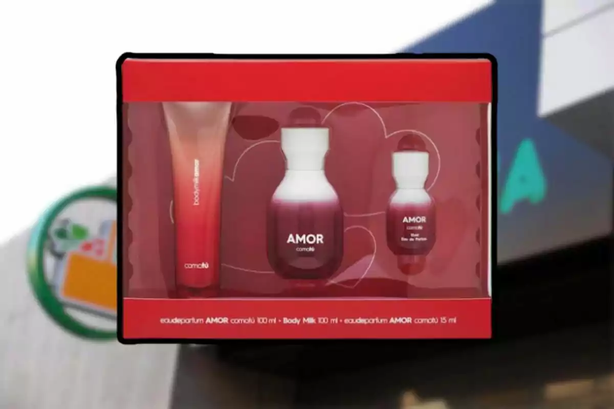 Set de regal de perfum i crema corporal de la marca Amor de Comotú en una caixa vermella amb finestra transparent
