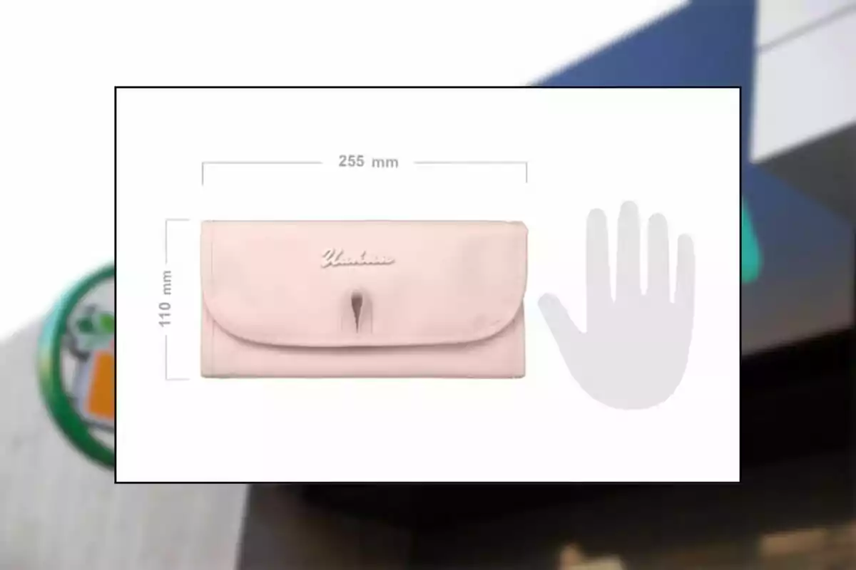 Cartera rosa clar rectangular amb mesures de 255 mm d’amplada i 110 mm d’alçada, al costat de la silueta d’una mà com a referència de mida Cartera rosa clar rectangular amb mesures de 255 mm d’amplada i 110 mm d’alçada, al costat de la silueta d’una mà com a referència de mida