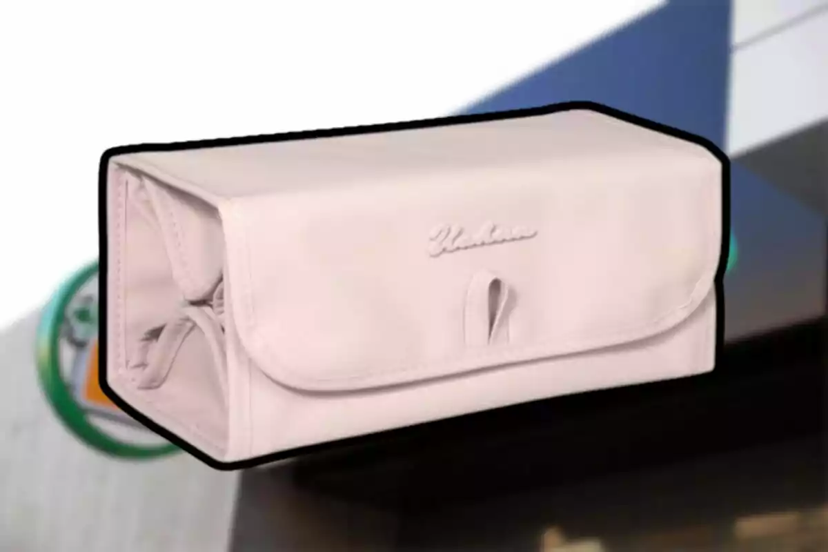 Estoig rectangular de color beix clar amb solapa i costures visibles sobre un fons desenfocat Estoig rectangular de color beix clar amb solapa i costures visibles sobre un fons desenfocat