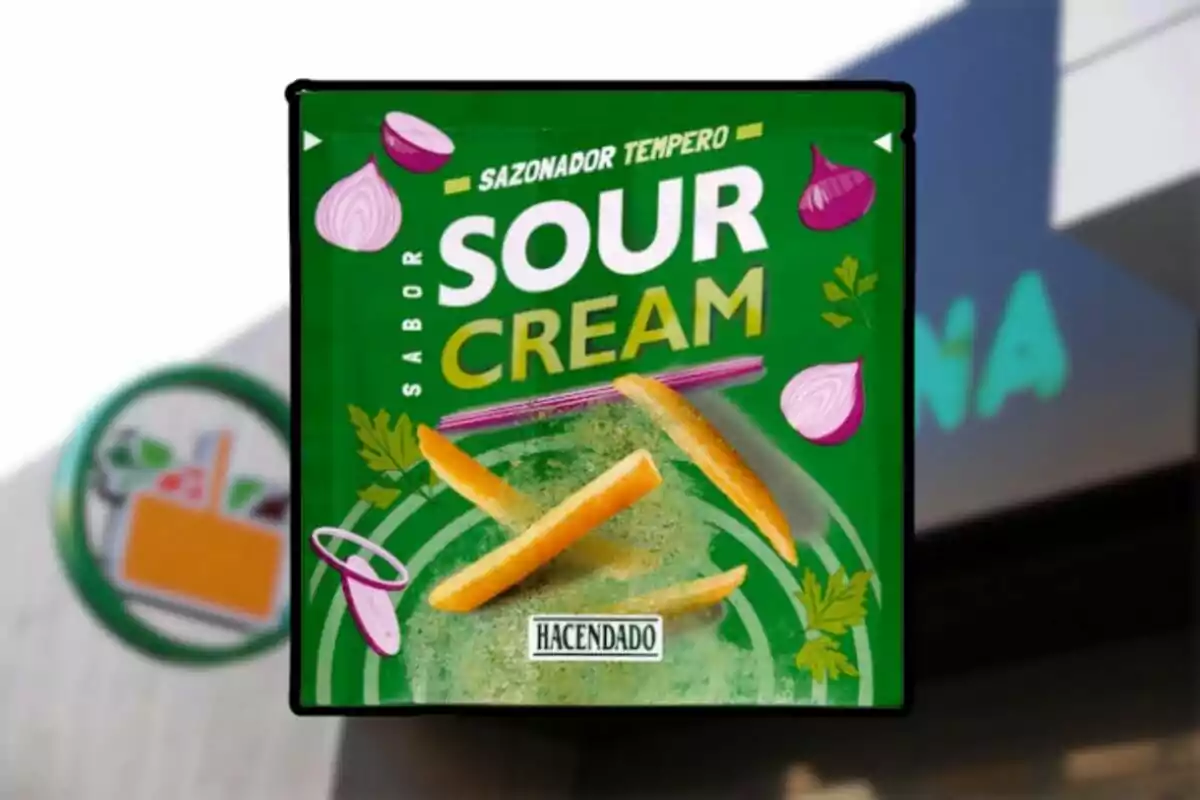 Bolsa verde de sazonador sabor sour cream de la marca Hacendado con imágenes de papas fritas, cebolla morada y hojas de perejil Bolsa verde de sazonador sabor sour cream de la marca Hacendado con imágenes de papas fritas, cebolla morada y hojas de perejil