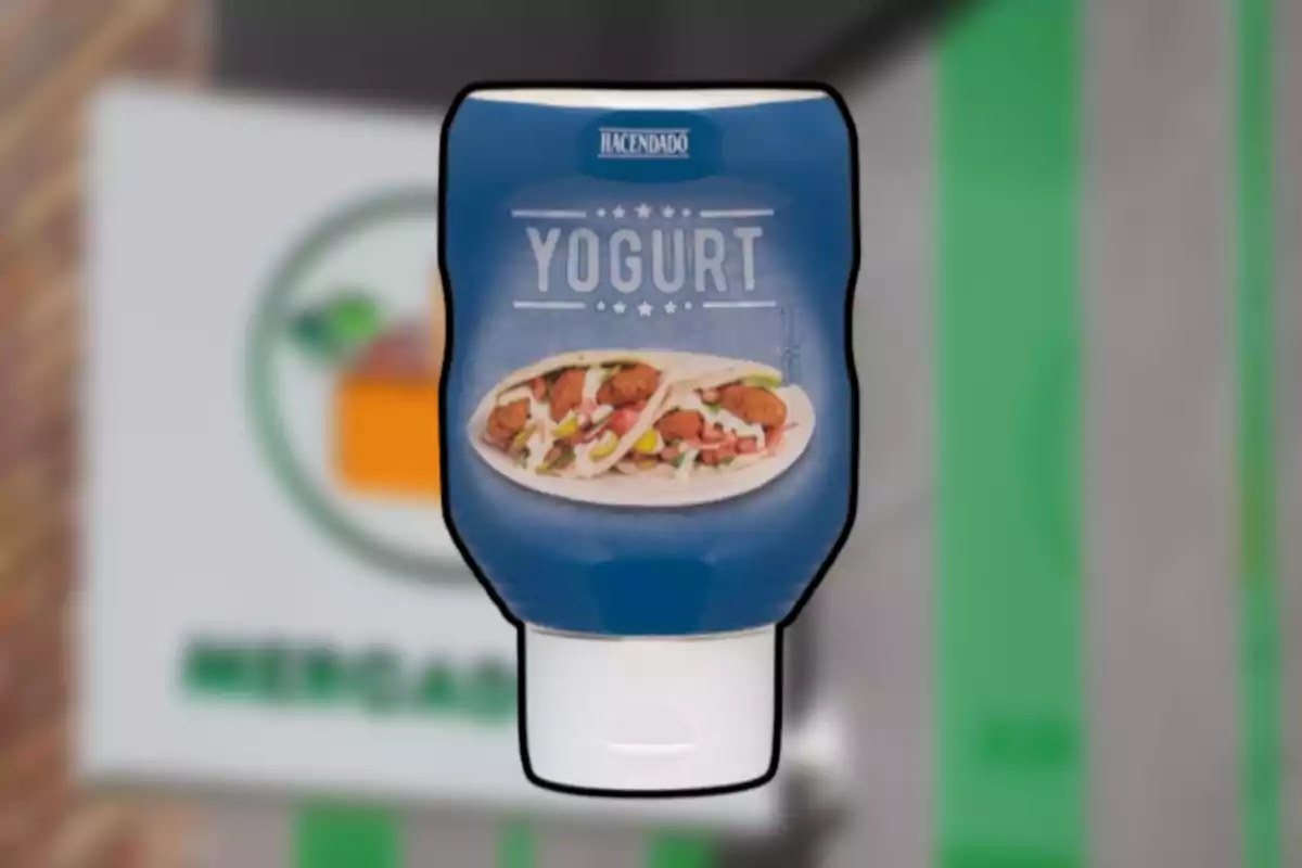 Envàs blau de iogurt Hacendado amb imatge de dos tacos a l’etiqueta i fons desenfocat de supermercat