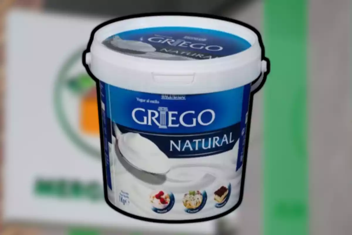 Envàs gran de iogurt estil grec natural amb tapa blanca i etiqueta blava Envàs gran de iogurt estil grec natural amb tapa blanca i etiqueta blava