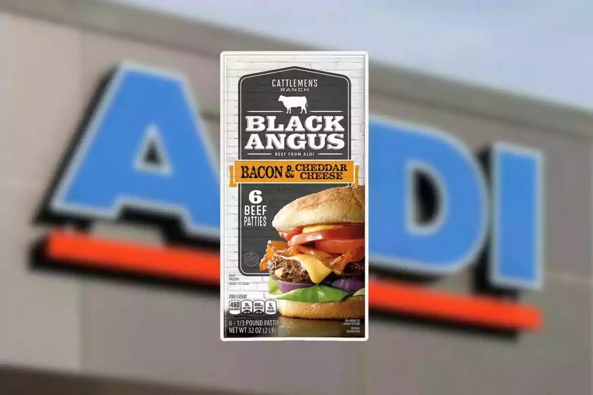 Caja de hamburguesas Black Angus con tocino y queso cheddar de la marca Cattlemen’s Ranch frente a un letrero borroso de la tienda Aldi Caja de hamburguesas Black Angus con tocino y queso cheddar de la marca Cattlemen’s Ranch frente a un letrero borroso de la tienda Aldi