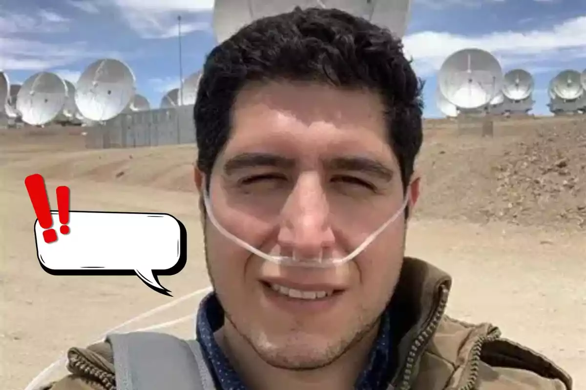 Jaime Giannelloni amb bigoti i barba curta fent servir una cànula nasal, al fons diverses antenes parabòliques en un paisatge desèrtic i un requadre de diàleg amb signes d’exclamació vermells. Jaime Giannelloni amb bigoti i barba curta fent servir una cànula nasal, al fons diverses antenes parabòliques en un paisatge desèrtic i un requadre de diàleg amb signes d’exclamació vermells.