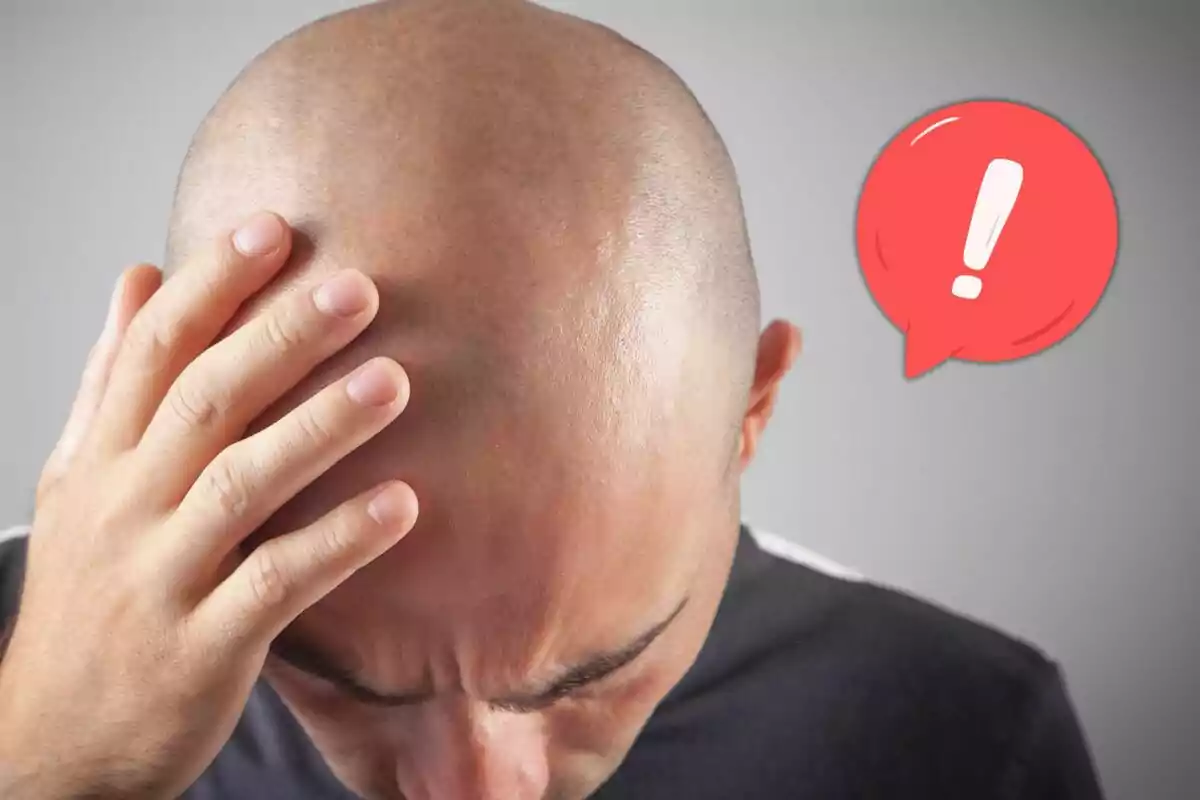 Home calb tocant-se el cap amb expressió de preocupació i un globus vermell amb signe d’exclamació