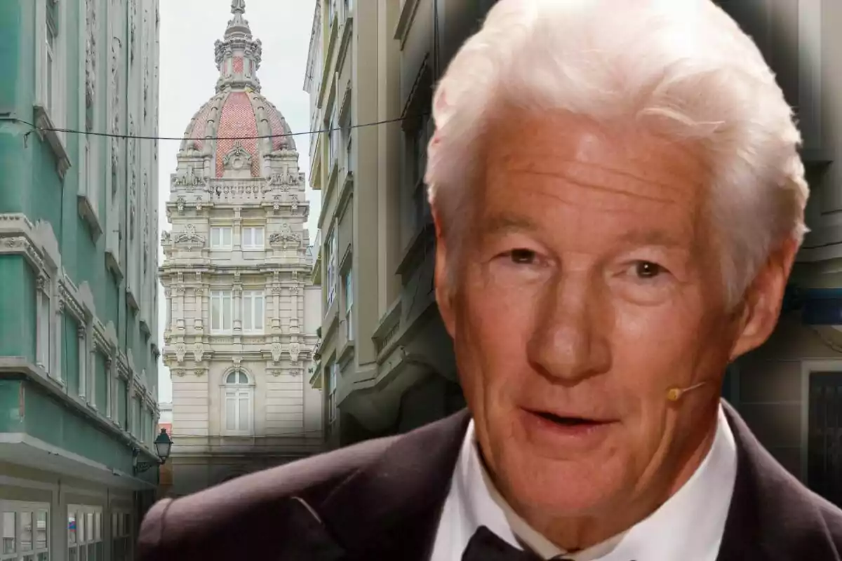 Richard Gere amb esmòquing apareix en primer pla davant d’un carrer estret amb edificis i una cúpula arquitectònica al fons Richard Gere amb esmòquing apareix en primer pla davant d’un carrer estret amb edificis i una cúpula arquitectònica al fons