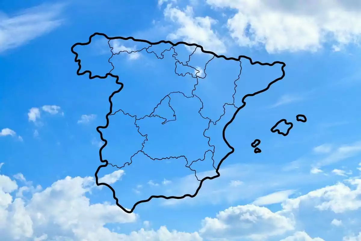 Mapa d’Espanya amb divisions internes dibuixat sobre un cel blau amb núvols blancs.