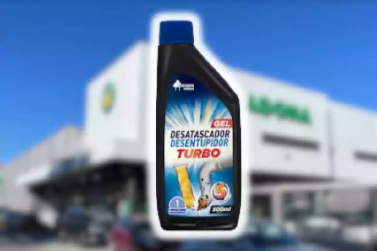 Ampolla de desatascador en gel davant d’una botiga amb el fons desenfocat Ampolla de desatascador en gel davant d’una botiga amb el fons desenfocat