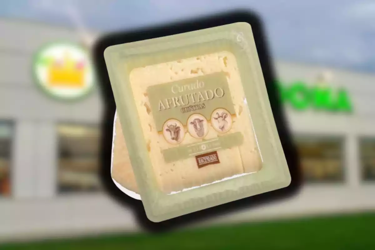 Queso curado afrutado en envase de plástico con fondo de supermercado desenfocado