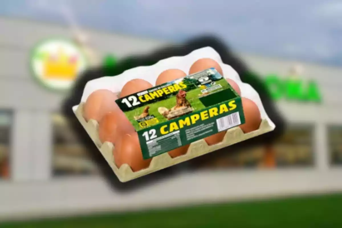 Cartón de huevos camperos con etiqueta verde y amarilla que indica 12 unidades frente a un supermercado desenfocado Cartón de huevos camperos con etiqueta verde y amarilla que indica 12 unidades frente a un supermercado desenfocado