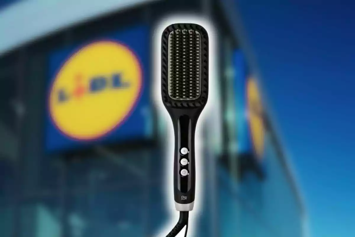 Raspall allisador elèctric de color negre amb botons al mànec davant d’una botiga amb el logotip de Lidl desenfocat al fons.