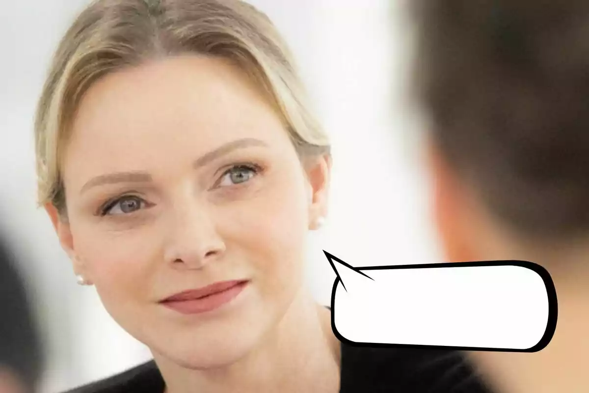 Primer pla de Charlene de Mònaco amb una bombolla de diàleg buida al costat de la seva cara. Primer pla de Charlene de Mònaco amb una bombolla de diàleg buida al costat de la seva cara.