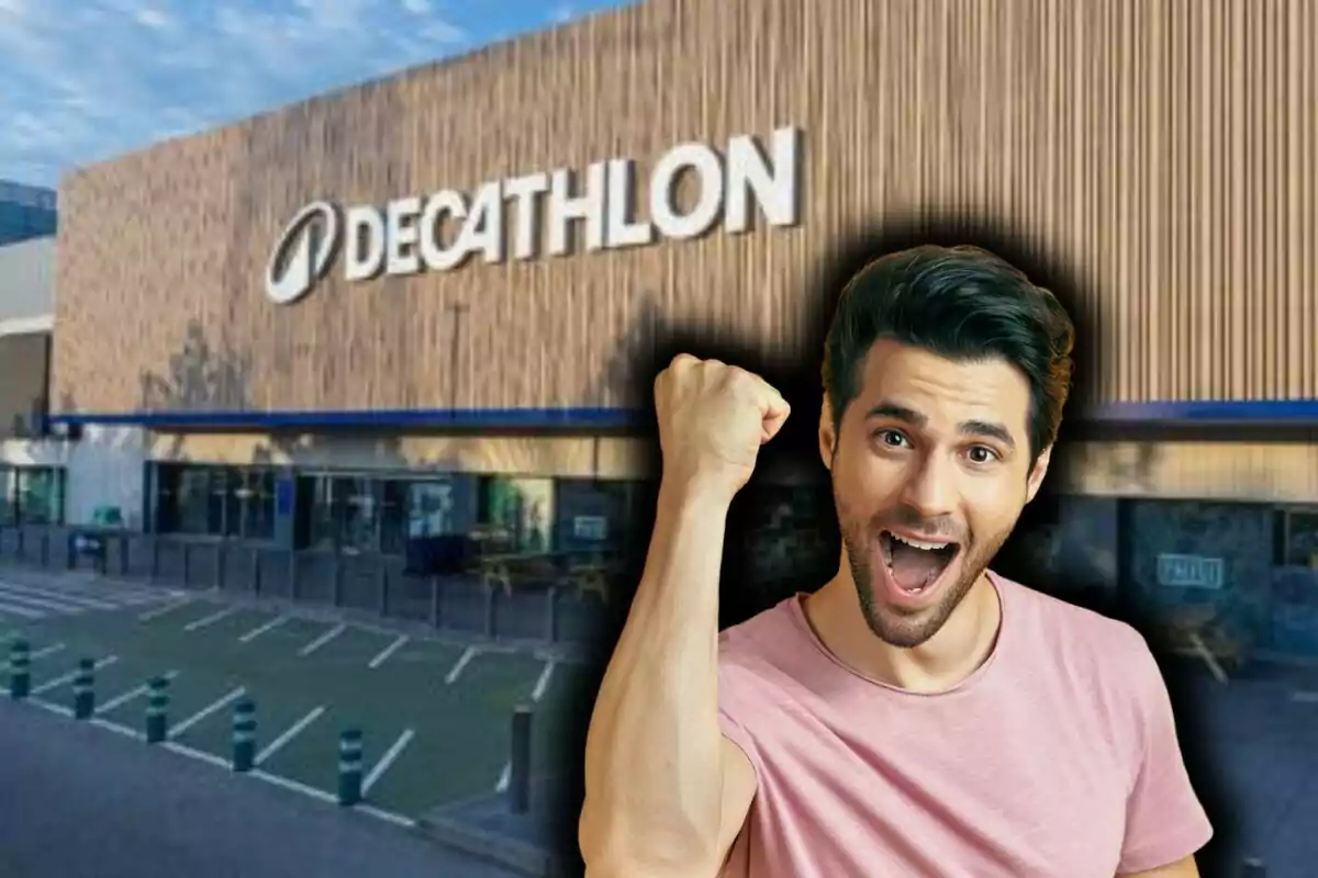 Home jove amb expressió d’alegria i el puny alçat davant d’una botiga Decathlon. Home jove amb expressió d’alegria i el puny alçat davant d’una botiga Decathlon.