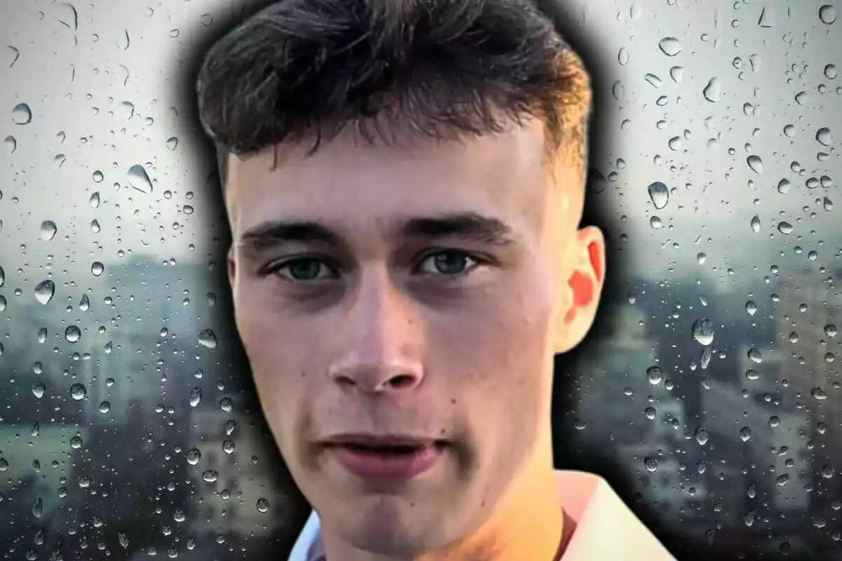 Primer plano de Jorge Rey con el cabello corto y ojos claros con fondo de ventana con gotas de lluvia. Primer plano de Jorge Rey con el cabello corto y ojos claros con fondo de ventana con gotas de lluvia.