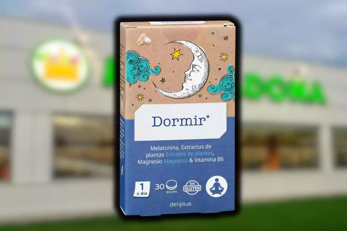 Caja de suplemento Dormir de Deliplus con ilustración de luna y nubes sobre fondo de una tienda Caja de suplemento Dormir de Deliplus con ilustración de luna y nubes sobre fondo de una tienda