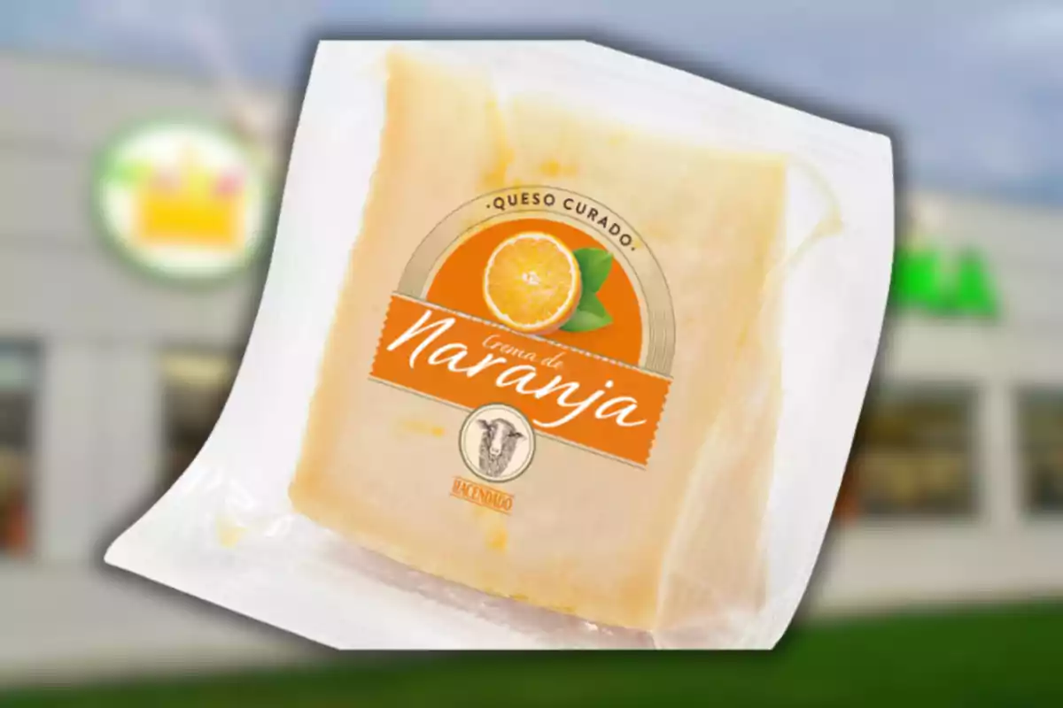 Queso curado crema de naranja de la marca Hacendado en su empaque frente a una tienda desenfocada Queso curado crema de naranja de la marca Hacendado en su empaque frente a una tienda desenfocada
