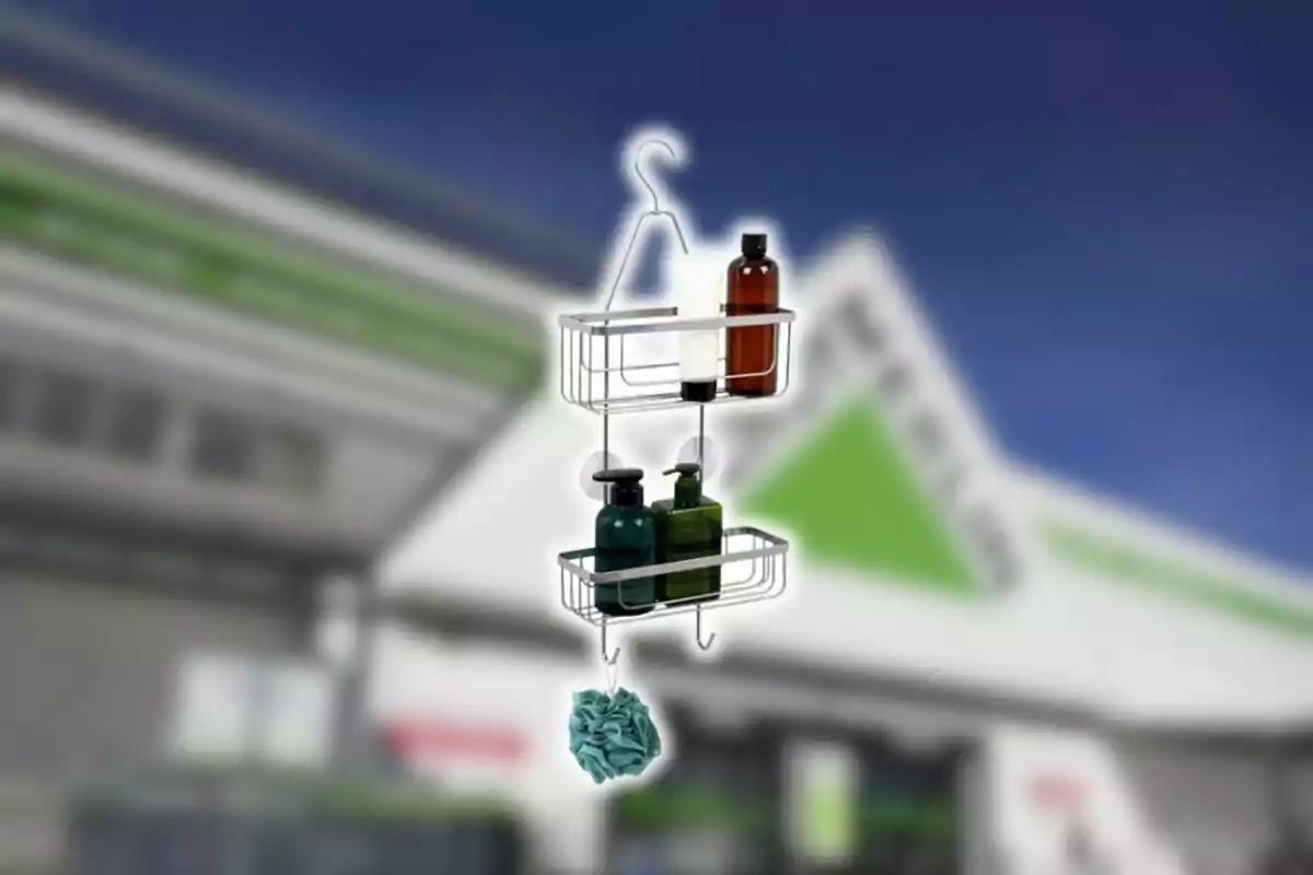 Organitzador metàl·lic de bany amb dues lleixes i ganxos, conté ampolles i una esponja, fons de botiga desenfocat.