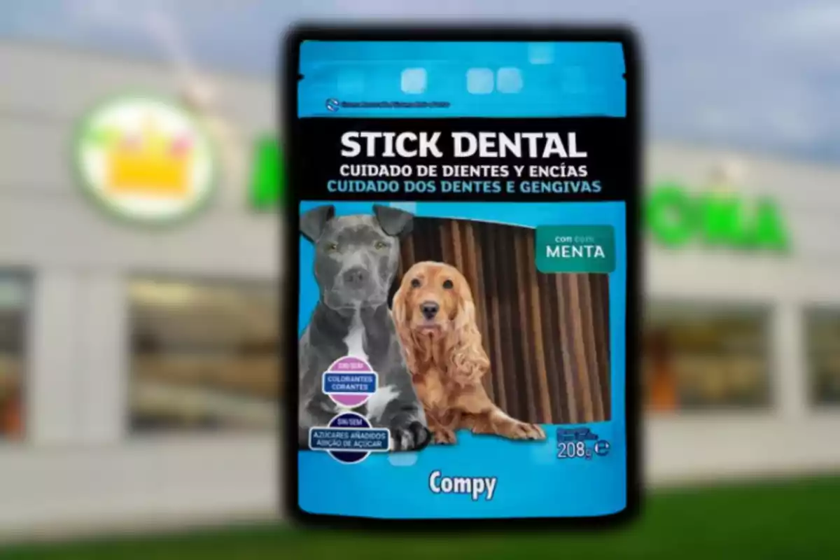 Bolsa de sticks dentales para perros marca Compy sabor menta con imágenes de dos perros en el empaque y fondo de tienda difuminado