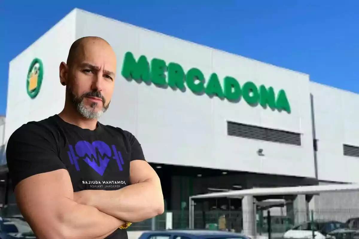 Hombre de brazos cruzados con camiseta negra frente a un supermercado Mercadona Hombre de brazos cruzados con camiseta negra frente a un supermercado Mercadona