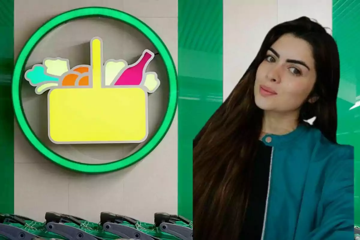 Una mujer de cabello largo y oscuro posa junto a un letrero de supermercado con un carrito y productos dibujados, sobre un fondo verde. Una mujer de cabello largo y oscuro posa junto a un letrero de supermercado con un carrito y productos dibujados, sobre un fondo verde.