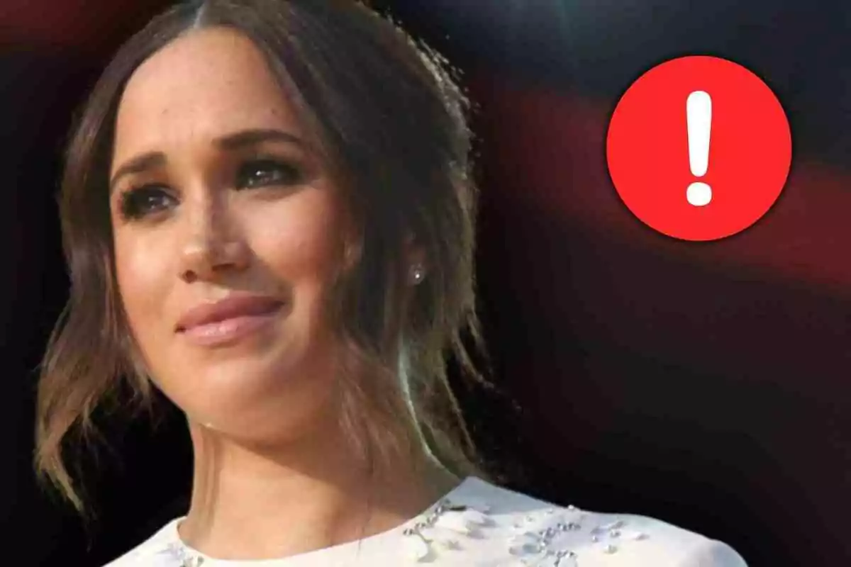 Meghan Markle con expresión seria y un círculo rojo con un signo de exclamación blanco al fondo