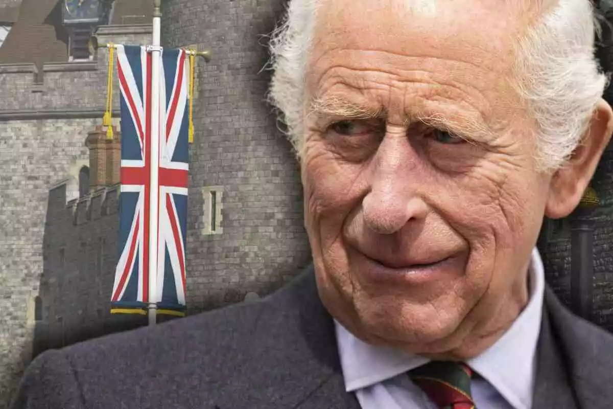 El rei Carles III amb expressió seriosa davant d’una bandera del Regne Unit i un edifici de pedra al fons El rei Carles III amb expressió seriosa davant d’una bandera del Regne Unit i un edifici de pedra al fons