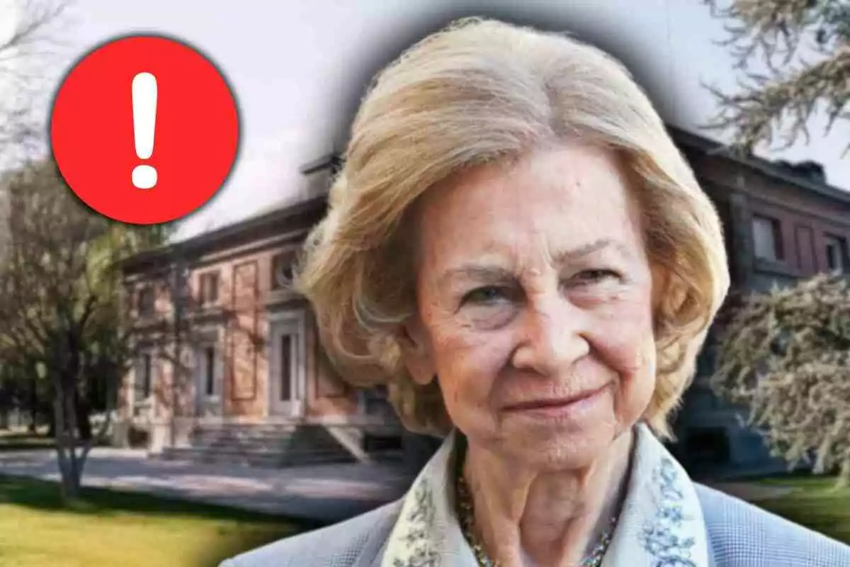 La reina Sofia davant de la Zarzuela amb un cercle vermell i un signe d’exclamació blanc a l’esquerra