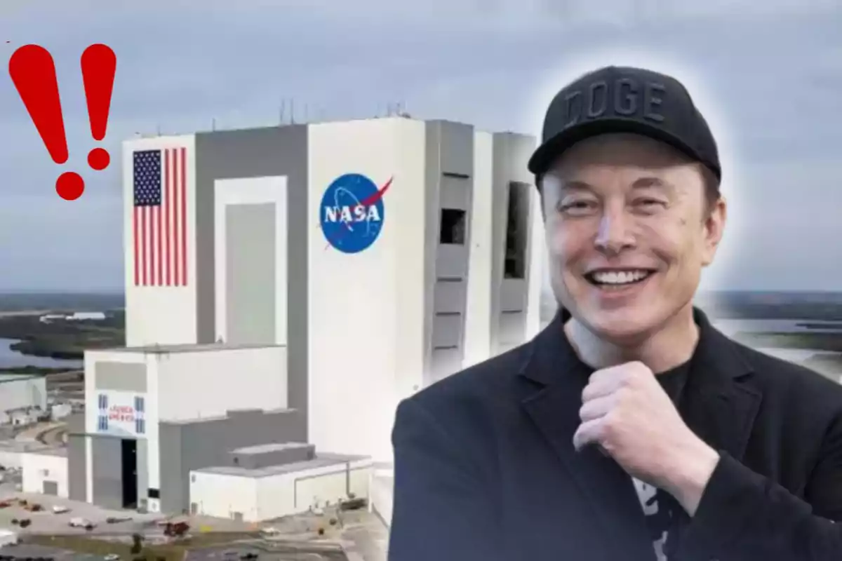 Elon Musk somrient amb una gorra negra davant d’un edifici de la NASA amb una bandera dels Estats Units i signes d’exclamació vermells a la cantonada superior esquerra