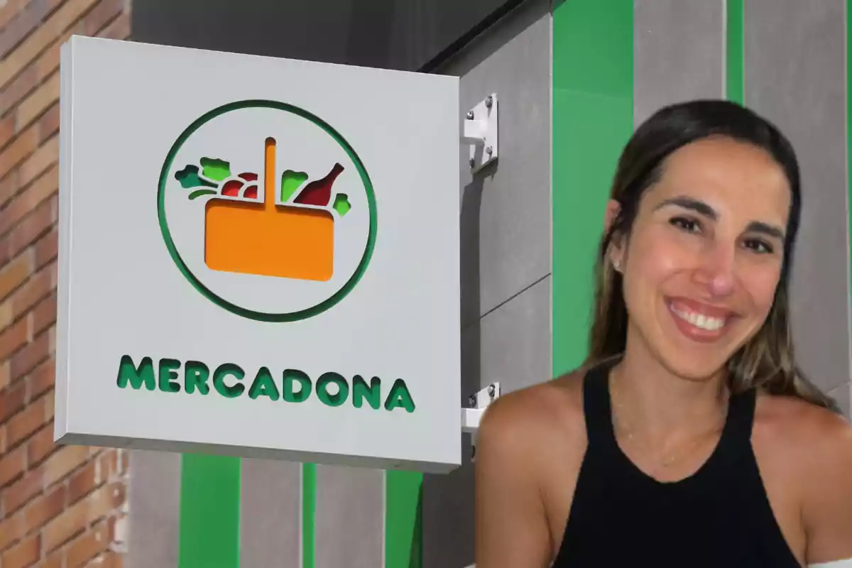 Una mujer sonriente frente a un cartel de la tienda Mercadona