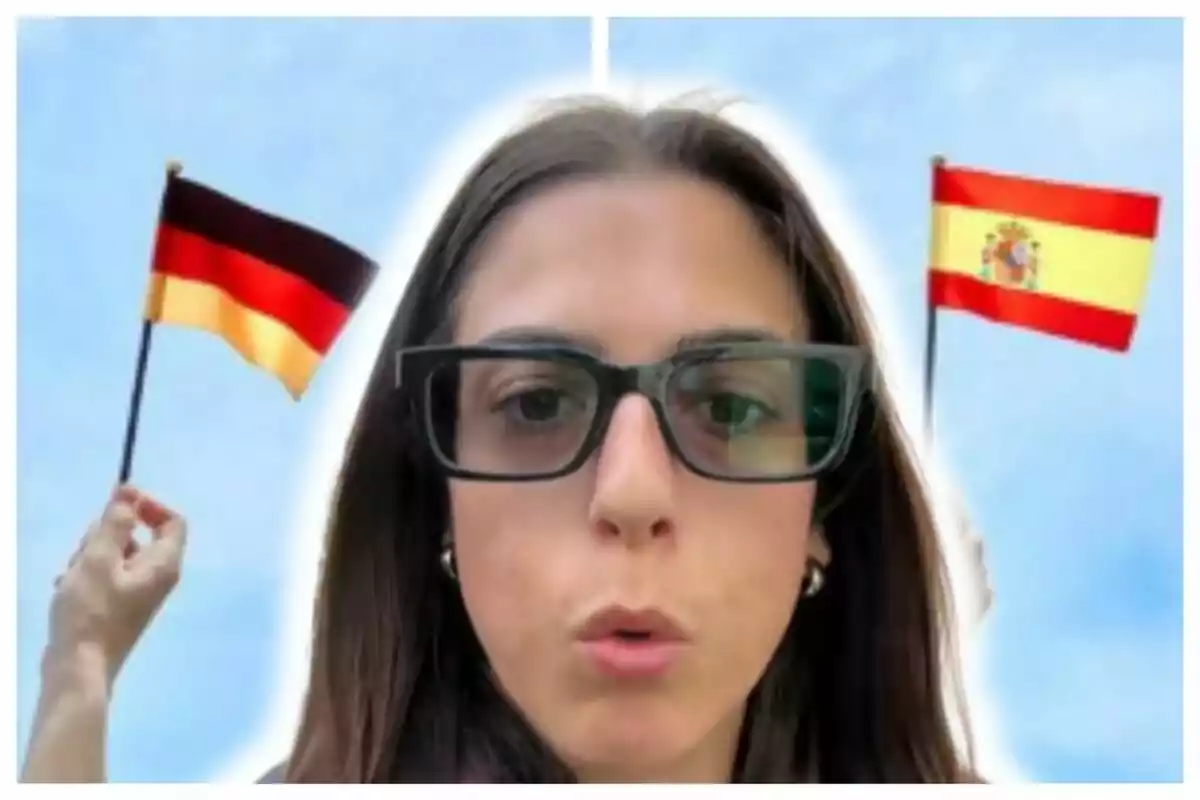 Dona amb ulleres en primer pla amb una bandera d'Alemanya a l'esquerra i una bandera d'Espanya a la dreta sobre un fons blau cel. Dona amb ulleres en primer pla amb una bandera d'Alemanya a l'esquerra i una bandera d'Espanya a la dreta sobre un fons blau cel.
