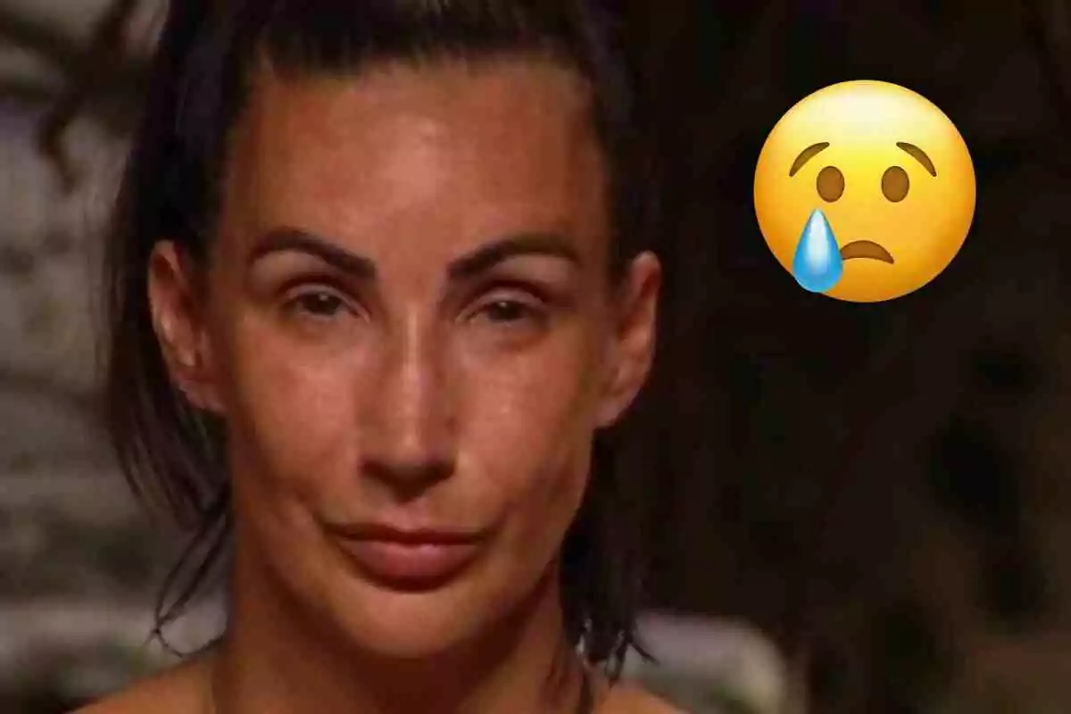 Fani Carbajo amb expressió seriosa i un emoji de carona trista amb una llàgrima al seu costat