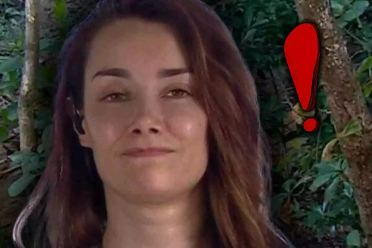 Adara Molinero amb cabells llargs castanys davant d’un fons de vegetació amb un signe d’exclamació vermell al seu costat Adara Molinero amb cabells llargs castanys davant d’un fons de vegetació amb un signe d’exclamació vermell al seu costat