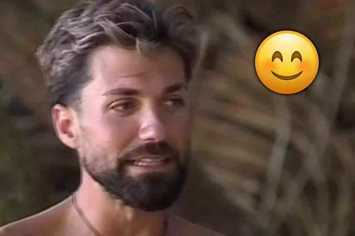 Alejandro Albalá de barba i cabell curt amb un emoji somrient al fons Alejandro Albalá de barba i cabell curt amb un emoji somrient al fons