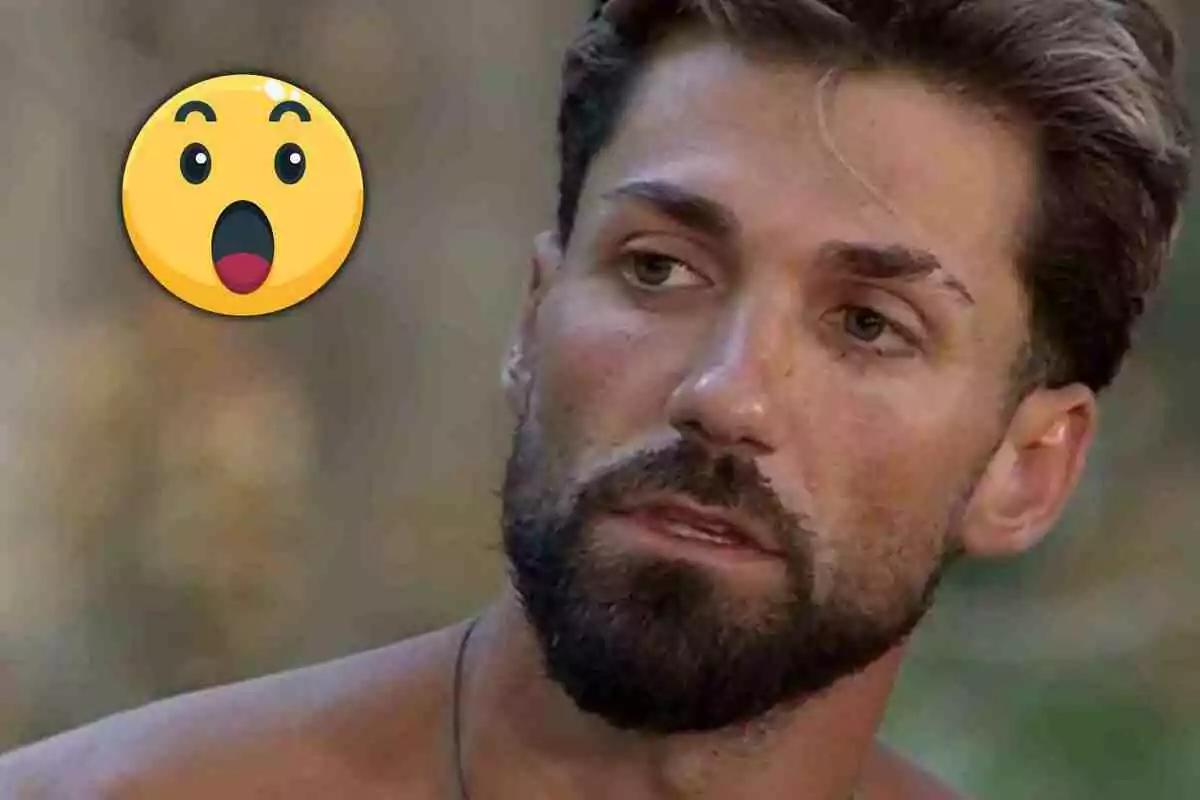 Alejandro Albalá amb barba i cabell curt amb expressió seriosa i un emoji de sorpresa a la cantonada superior esquerra