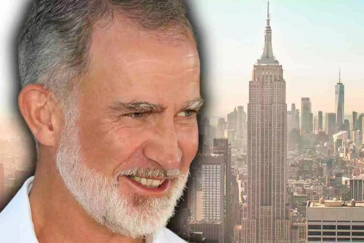El rei Felip somrient amb l’Empire State Building i l’skyline de Nova York al fons El rei Felip somrient amb l’Empire State Building i l’skyline de Nova York al fons
