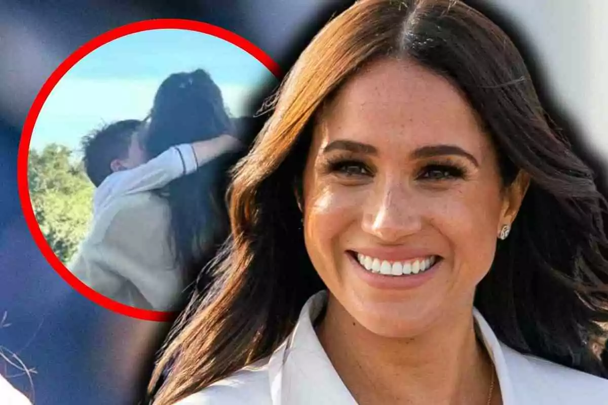 Meghan Markle de cabells llargs i foscos somriu a la càmera mentre en un cercle vermell apareix la silueta d'Archie abraçant Meghan d’esquena en un entorn a l’aire lliure. Meghan Markle de cabells llargs i foscos somriu a la càmera mentre en un cercle vermell apareix la silueta d'Archie abraçant Meghan d’esquena en un entorn a l’aire lliure.