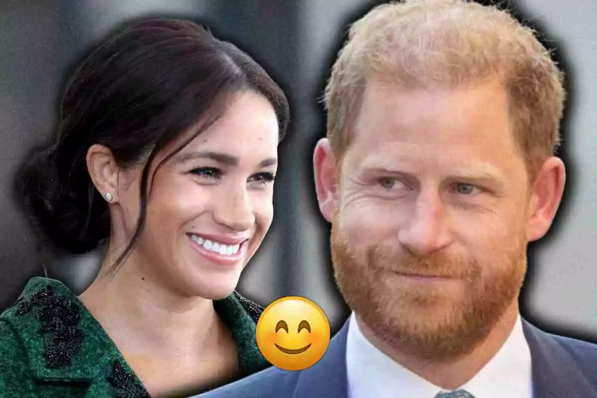 Meghan Markle i el príncep Harry somrient amb un emoji de carona feliç al centre Meghan Markle i el príncep Harry somrient amb un emoji de carona feliç al centre
