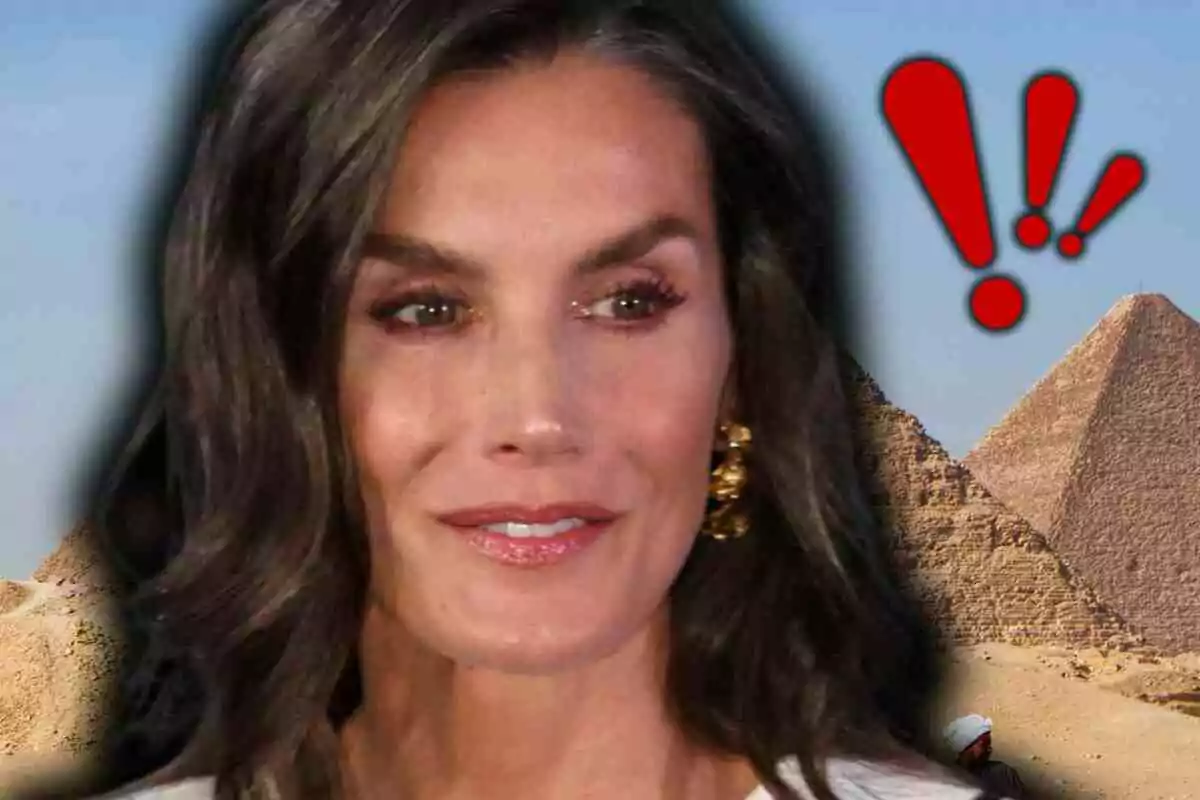Queen Letizia with a serene expression in front of the pyramids of Egypt and red exclamation marks in the background Queen Letizia with a serene expression in front of the pyramids of Egypt and red exclamation marks in the background