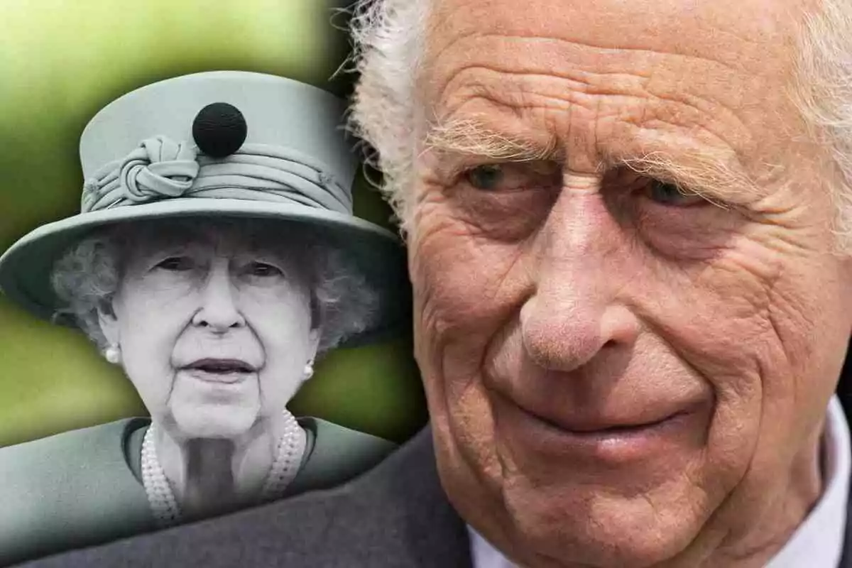 Primer pla del rei Carles III amb expressió seriosa i al fons la imatge de la reina Isabel II amb barret elegant i collaret de perles.