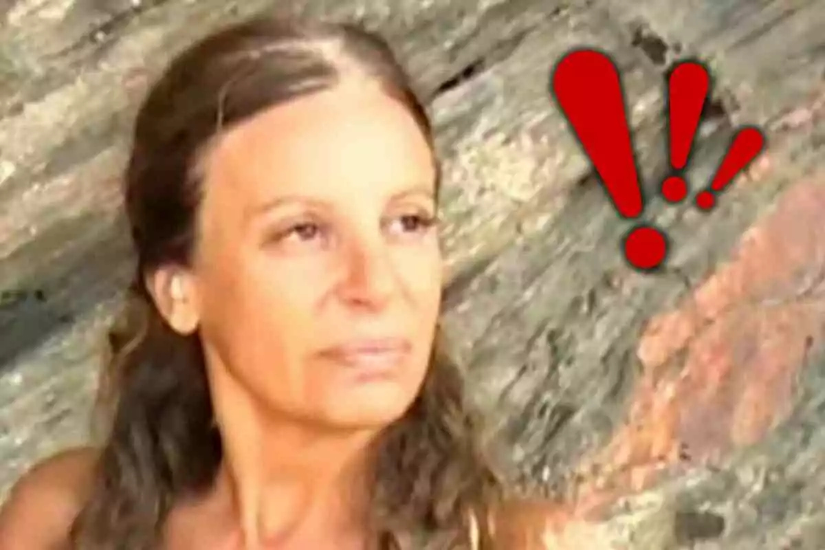 Sonia Monroy mirant cap a un costat amb expressió seriosa i signes d’exclamació vermells al fons