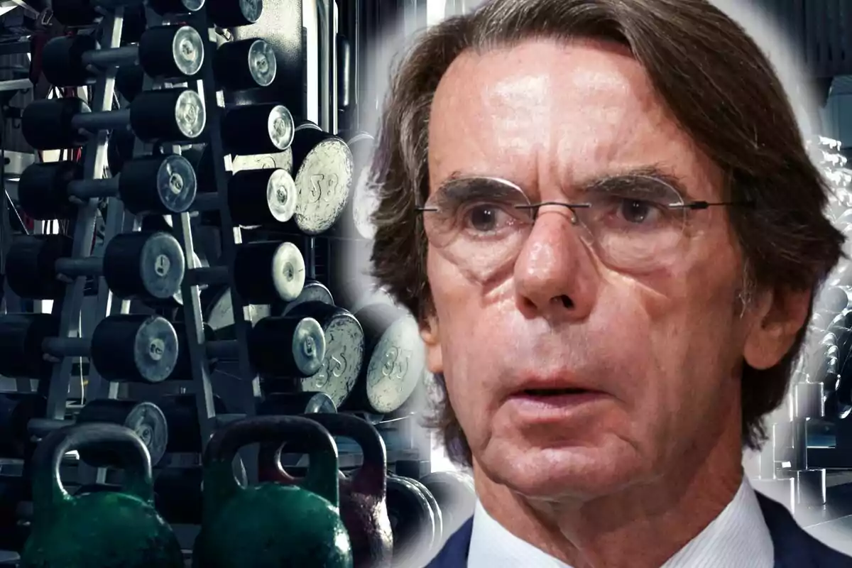 José María Aznar apareix en primer pla amb una expressió seriosa mentre al fons s’observen peses i manuelles en un gimnàs. José María Aznar apareix en primer pla amb una expressió seriosa mentre al fons s’observen peses i manuelles en un gimnàs.
