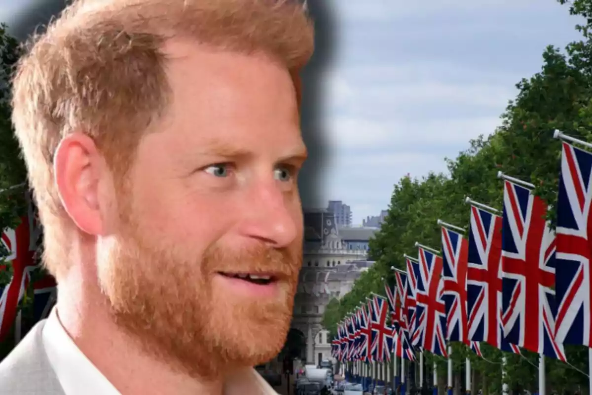 El príncep Harry en primer pla i al fons un carrer decorat amb banderes del Regne Unit