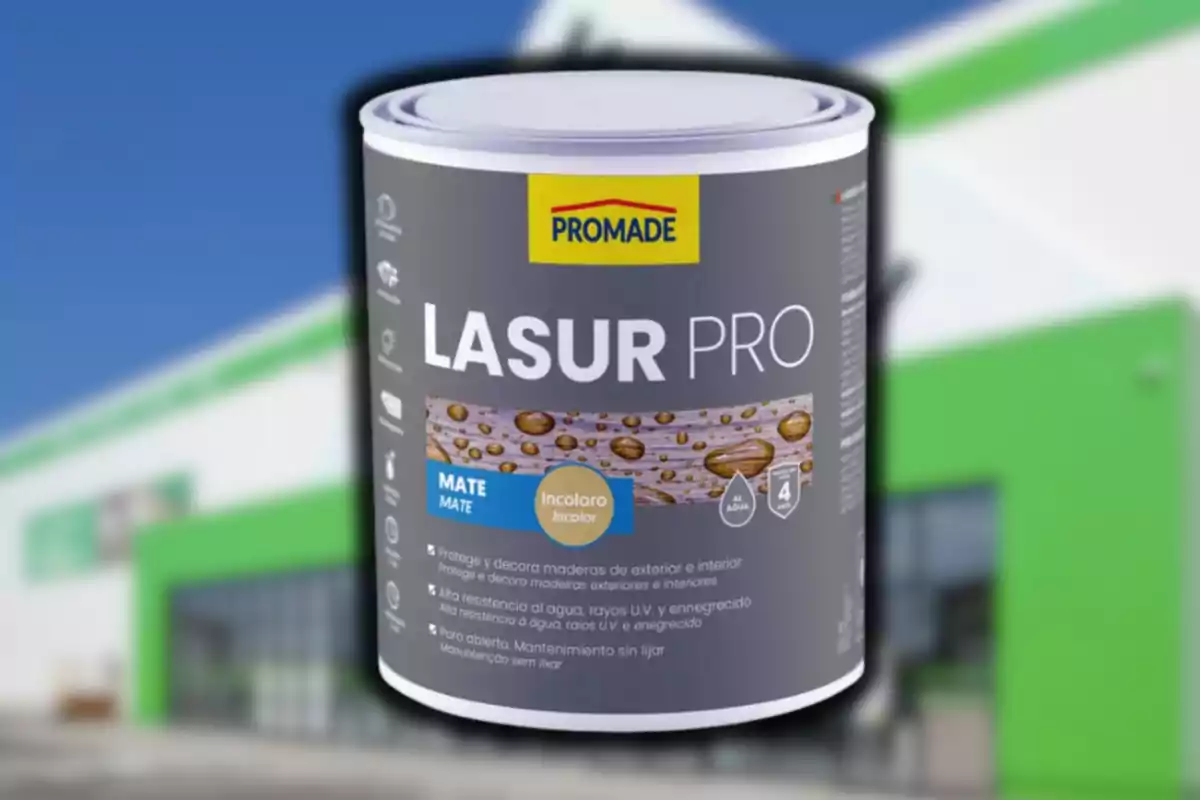 Llauna de lasur Promade Pro mat incolor per a protecció i decoració de fusta amb fons d’edifici desenfocat Llauna de lasur Promade Pro mat incolor per a protecció i decoració de fusta amb fons d’edifici desenfocat