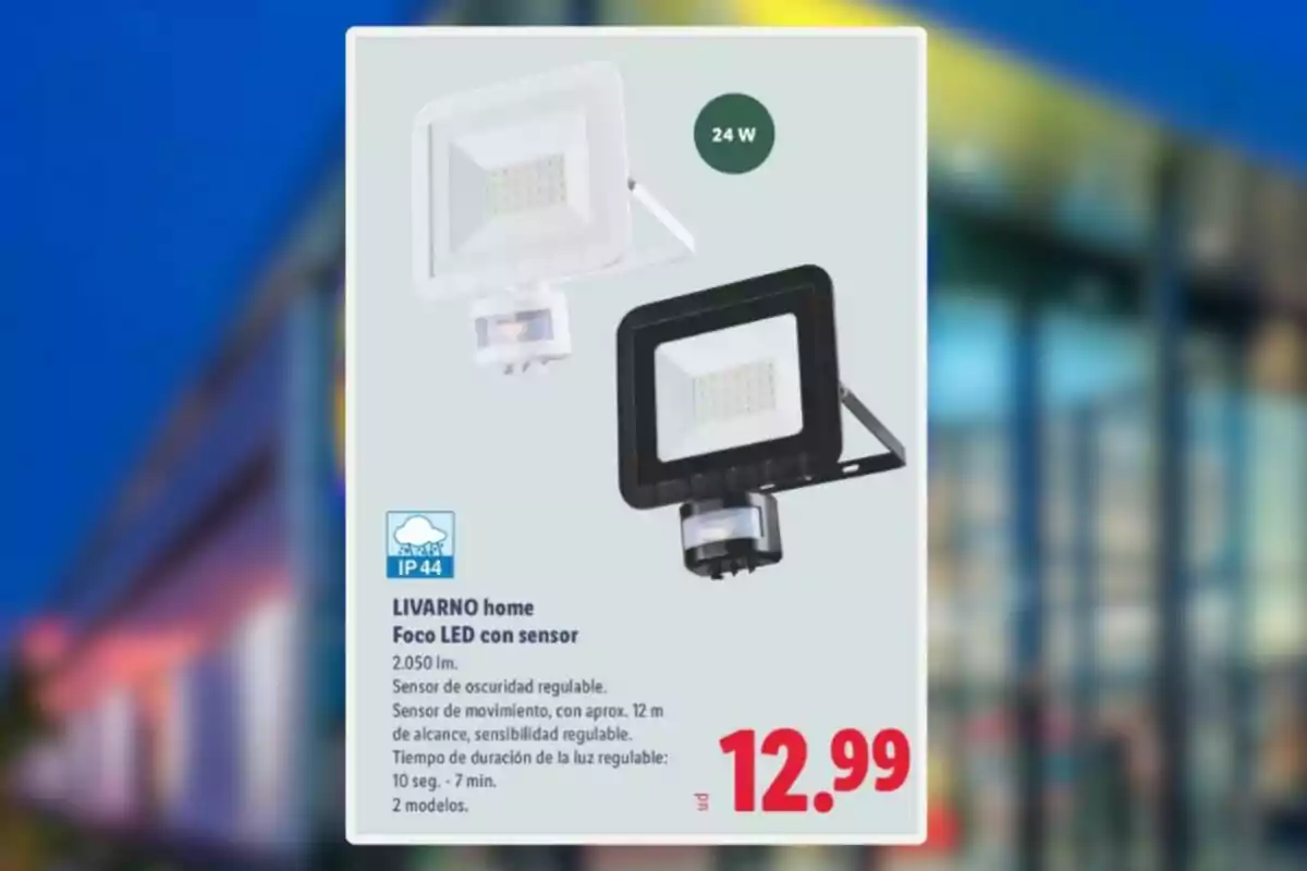 Dos focus LED amb sensor de moviment i llum, un de blanc i un de negre, de la marca LIVARNO home, amb una potència de 24W i un preu de 12,99 euros.